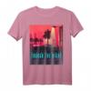 Synthwave Retro Car T-Shirt mit Palmen Outrun Aesthetic - Perfekte Geschenkidee für Musik- und Retro-Fans im 80er/90er Stil