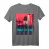 Synthwave Retro Car T-Shirt mit Palmen Outrun Aesthetic - Perfekte Geschenkidee für Musik- und Retro-Fans im 80er/90er Stil