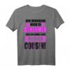 Lustiges Cousinen T-Shirt mit Spruch  Perfektes Geburtstagsgeschenk 2021 für Cousinen, Cousins & Familie