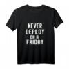 Lustiges Programmier-Humor T-Shirt mit Aufschrift 'Never Deploy on a Friday'  Perfektes Geschenk für Entwickler, Nerds und Tech-Gurus