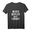 Lustiges Programmier-Humor T-Shirt mit Aufschrift 'Never Deploy on a Friday'  Perfektes Geschenk für Entwickler, Nerds und Tech-Gurus