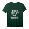 Lustiges Programmier-Humor T-Shirt mit Aufschrift 'Never Deploy on a Friday'  Perfektes Geschenk für Entwickler, Nerds und Tech-Gurus