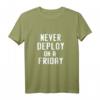 Lustiges Programmier-Humor T-Shirt mit Aufschrift 'Never Deploy on a Friday'  Perfektes Geschenk für Entwickler, Nerds und Tech-Gurus