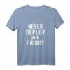 Lustiges Programmier-Humor T-Shirt mit Aufschrift 'Never Deploy on a Friday'  Perfektes Geschenk für Entwickler, Nerds und Tech-Gurus