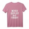 Lustiges Programmier-Humor T-Shirt mit Aufschrift 'Never Deploy on a Friday'  Perfektes Geschenk für Entwickler, Nerds und Tech-Gurus