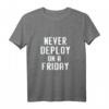 Lustiges Programmier-Humor T-Shirt mit Aufschrift 'Never Deploy on a Friday'  Perfektes Geschenk für Entwickler, Nerds und Tech-Gurus