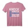 Funny Knock Knock Who's there Doctor T-Shirt  Lustiges Arzt Witz Shirt für Damen und Herren als Geschenkidee