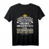 Seine Majestät Der Tätowierer Spruch Lustiges Tattoo T-Shirt  Perfektes Geschenk für Tattoo-Künstler, Freunde und Kollegen mit Humor