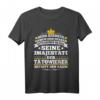 Seine Majestät Der Tätowierer Spruch Lustiges Tattoo T-Shirt  Perfektes Geschenk für Tattoo-Künstler, Freunde und Kollegen mit Humor