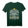 Seine Majestät Der Tätowierer Spruch Lustiges Tattoo T-Shirt  Perfektes Geschenk für Tattoo-Künstler, Freunde und Kollegen mit Humor