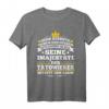Seine Majestät Der Tätowierer Spruch Lustiges Tattoo T-Shirt  Perfektes Geschenk für Tattoo-Künstler, Freunde und Kollegen mit Humor