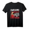 Awesome Women Have Curves and Tattoos T-Shirt - Lustiges Tattoo Design für tätowierte Frauen & Kunstliebhaber