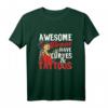 Awesome Women Have Curves and Tattoos T-Shirt - Lustiges Tattoo Design für tätowierte Frauen & Kunstliebhaber