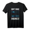 Don't Panic Organise Fisch Schwarm gegen Hai T-Shirt  Humoriges Motivationsshirt als Geschenk für Familie, Freunde und Kollegen