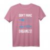 Don't Panic Organise Fisch Schwarm gegen Hai T-Shirt  Humoriges Motivationsshirt als Geschenk für Familie, Freunde und Kollegen