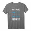 Don't Panic Organise Fisch Schwarm gegen Hai T-Shirt  Humoriges Motivationsshirt als Geschenk für Familie, Freunde und Kollegen