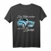 Trabant 601 T-Shirt - Lustiges Kultauto Geschenk mit Spruch 'Zwei Takte reichen mehr ist nur Luxus' für Trabant-Fans und Tuning-Enthusiasten