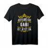 Alles wird gut! Gabi ist jetzt da! Personalisierte Prinzessin T-Shirt mit Krone für Gabi  Perfektes Geschenk zum Geburtstag