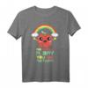 Lustiges T-Shirt 'An Apple A Day. You Die Anyway.' - Buntes, humorvolles Design mit Apfel und Regenbogen für Spaß und gute Laune