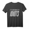 I'm Surrounded By Idiots T-Shirt - Lustiges Sarkasmus Shirt für Männer und Frauen, Perfekt für Freunde und Studenten