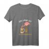 Damen Party T-Shirt mit Spruch 'Die Lage Ist Besäufniserregend' - Lustiges Flamingo Saufen Geschenk für Junggesellinnenabschied & Mallorca