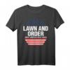 Lawn & Order Make America Rake Again T-Shirt mit Amerikanischer Flagge  Lustiges Geschenk für Familien, Freunde & Amerikanische Patriot-Enthusiasten