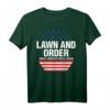 Lawn & Order Make America Rake Again T-Shirt mit Amerikanischer Flagge  Lustiges Geschenk für Familien, Freunde & Amerikanische Patriot-Enthusiasten