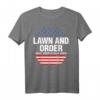 Lawn & Order Make America Rake Again T-Shirt mit Amerikanischer Flagge  Lustiges Geschenk für Familien, Freunde & Amerikanische Patriot-Enthusiasten