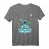 Meditierender Astronaut im Weltraum - Planeten, Kosmonaut T-Shirt für Raumfahrt- und Astronomie-Fans, Geschenkidee für Weihnachten & Geburtstag
