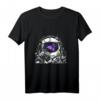 Reisender Astronaut mit violetter Galaxie und Planeten - Raumfahrtkunst T-Shirt für Weltraum- und Science-Fiction-Fans