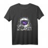 Reisender Astronaut mit violetter Galaxie und Planeten - Raumfahrtkunst T-Shirt für Weltraum- und Science-Fiction-Fans