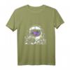 Reisender Astronaut mit violetter Galaxie und Planeten - Raumfahrtkunst T-Shirt für Weltraum- und Science-Fiction-Fans