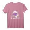 Reisender Astronaut mit violetter Galaxie und Planeten - Raumfahrtkunst T-Shirt für Weltraum- und Science-Fiction-Fans