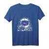 Reisender Astronaut mit violetter Galaxie und Planeten - Raumfahrtkunst T-Shirt für Weltraum- und Science-Fiction-Fans