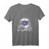 Reisender Astronaut mit violetter Galaxie und Planeten - Raumfahrtkunst T-Shirt für Weltraum- und Science-Fiction-Fans