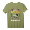 Herren Unterschätze niemals einen alten Mann mit einem Wohnmobil T-Shirt - Lustiges Geschenk für Camper, Rentner & Outdoor-Liebhaber